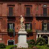 Le ultime due fasce presentano ciascuna una serie di cinque finestre, di cui quelle laterali architravate, mentre quella centrale centinata e ornata da un balcone